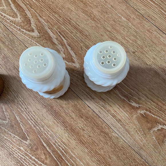 Vintage milk glass salt & pepper shakers - Picture 4 of 9
